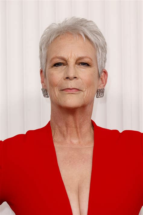 Jamie Lee Curtis stuns with throwback swimsuit snap: Bombshell